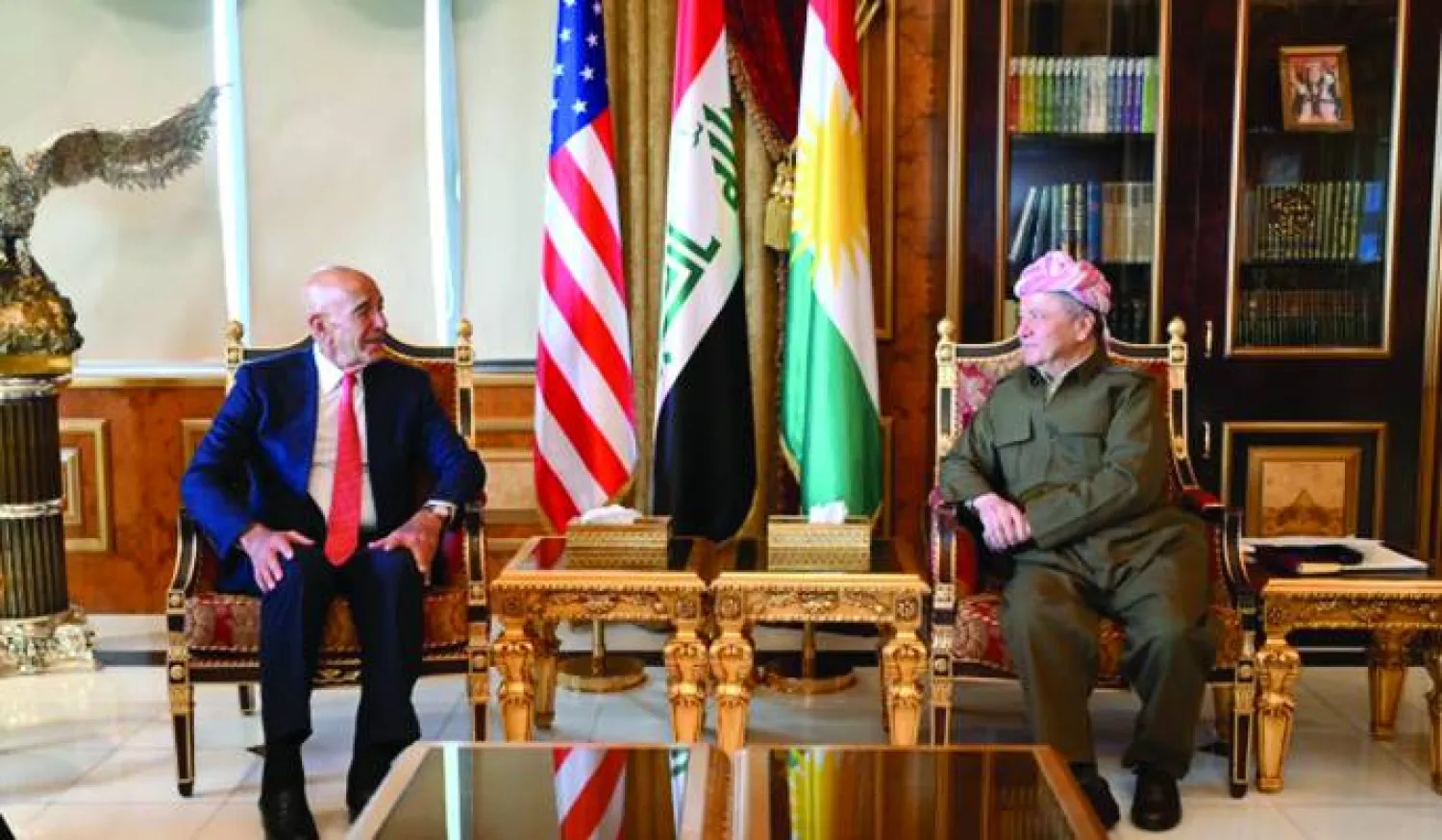 الزعيم الكردي مسعود بارزاني مستقبلاً المبعوث الأميركي توماس برَّاك في أربيل (الحزب الديمقراطي الكردستاني)