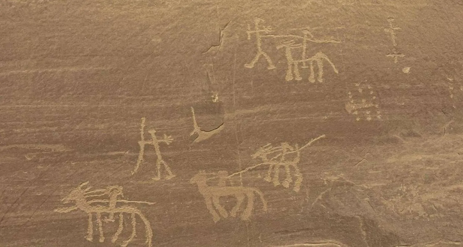 جانب من النقوش والرسوم على الكهف الأثري (وزارة السياحة والآثار)