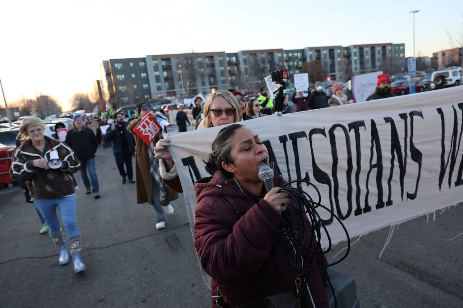 متظاهرون ضد إدارة الهجرة والجمارك الأميركية في ريتشفيلد بولاية مينيسوتا الأميركية... 11 فبراير 2026 (رويترز)