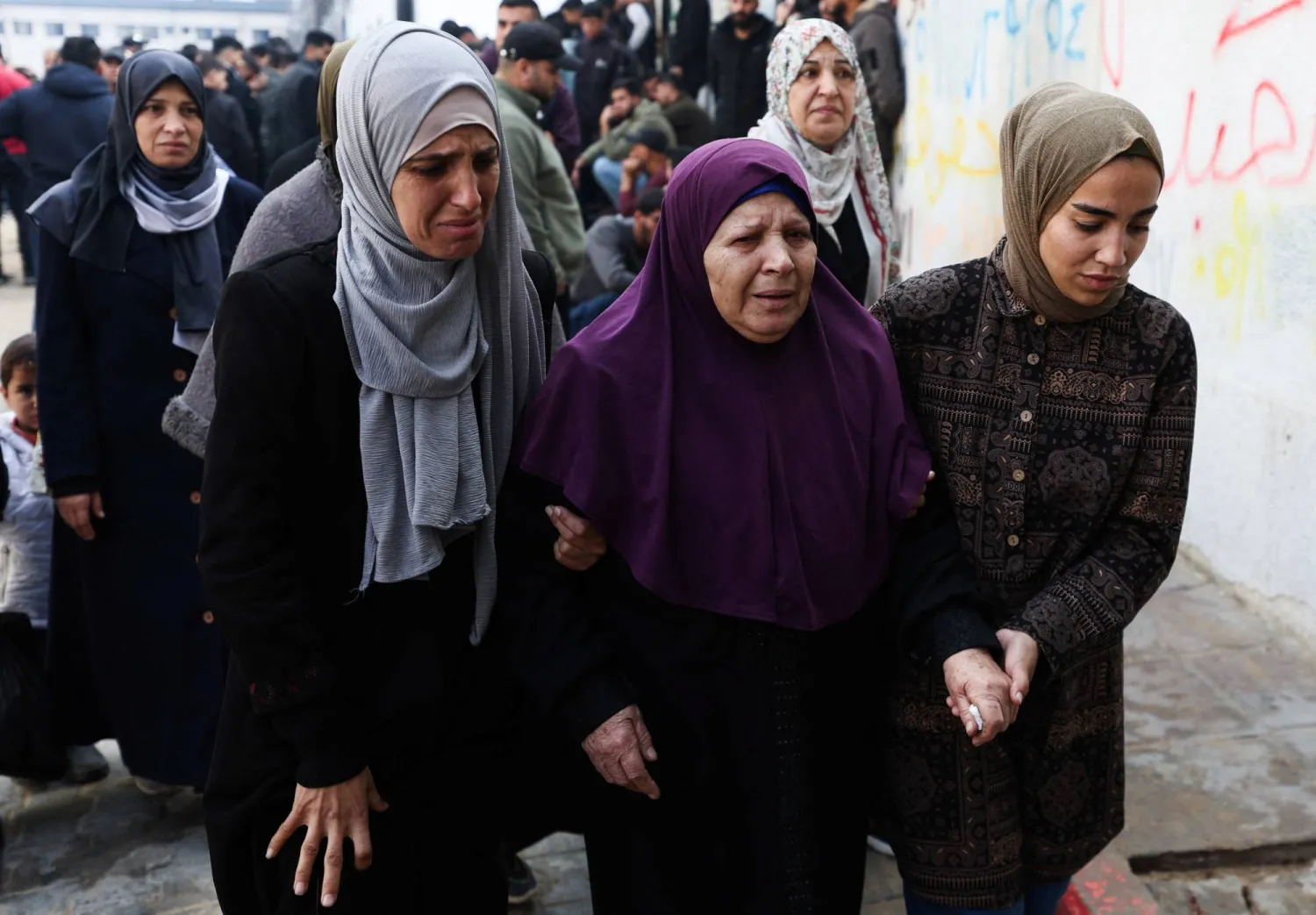 مشيّعون خلال جنازة فلسطينيين قُتلوا في غارة إسرائيلية يوم الاثنين بمستشفى «الشفاء» في مدينة غزة (رويترز)