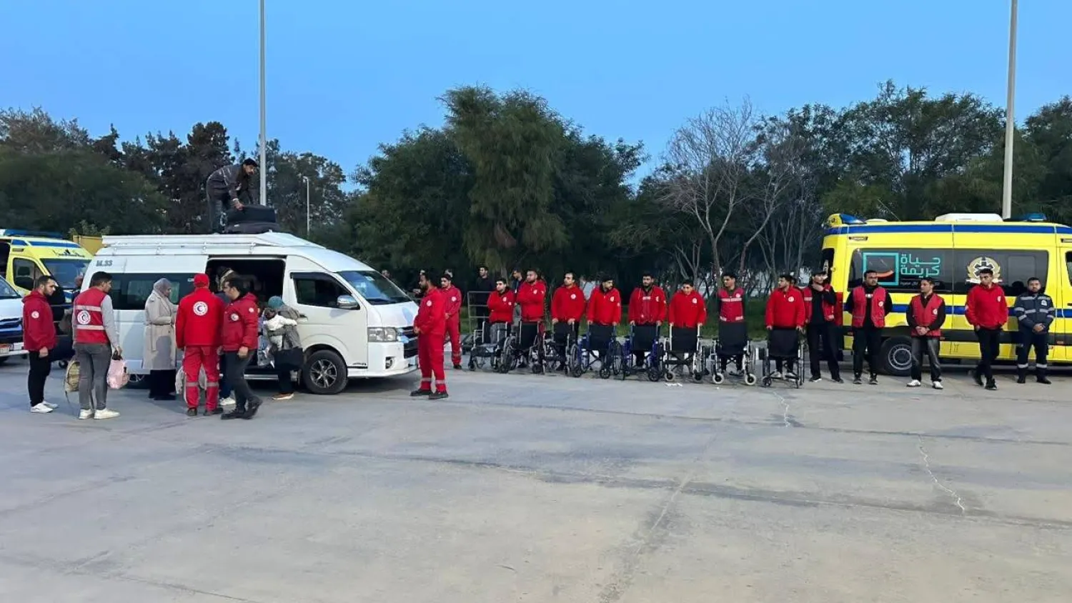 سيارات الإسعاف أمام معبر رفح الخميس في انتظار الجرحى الفلسطينيين (هيئة الاستعلامات المصرية)