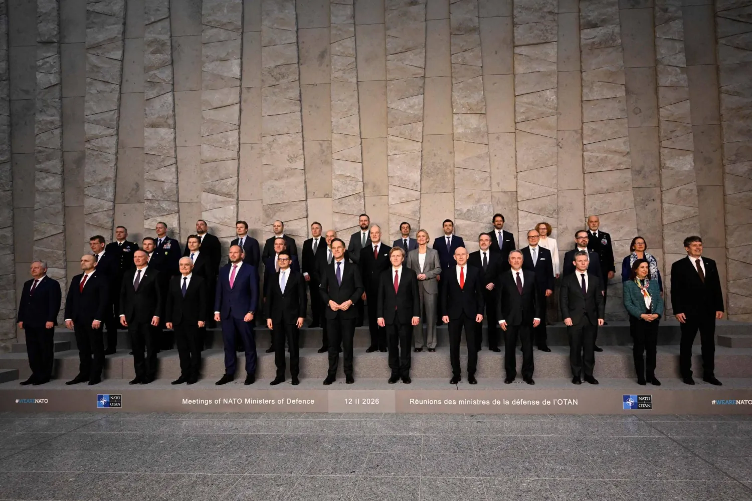 أمين عام «الناتو» مارك روته مع وزراء دفاع الدول الأعضاء بالتكتل العسكري في بروكسل (أ.ف.ب)