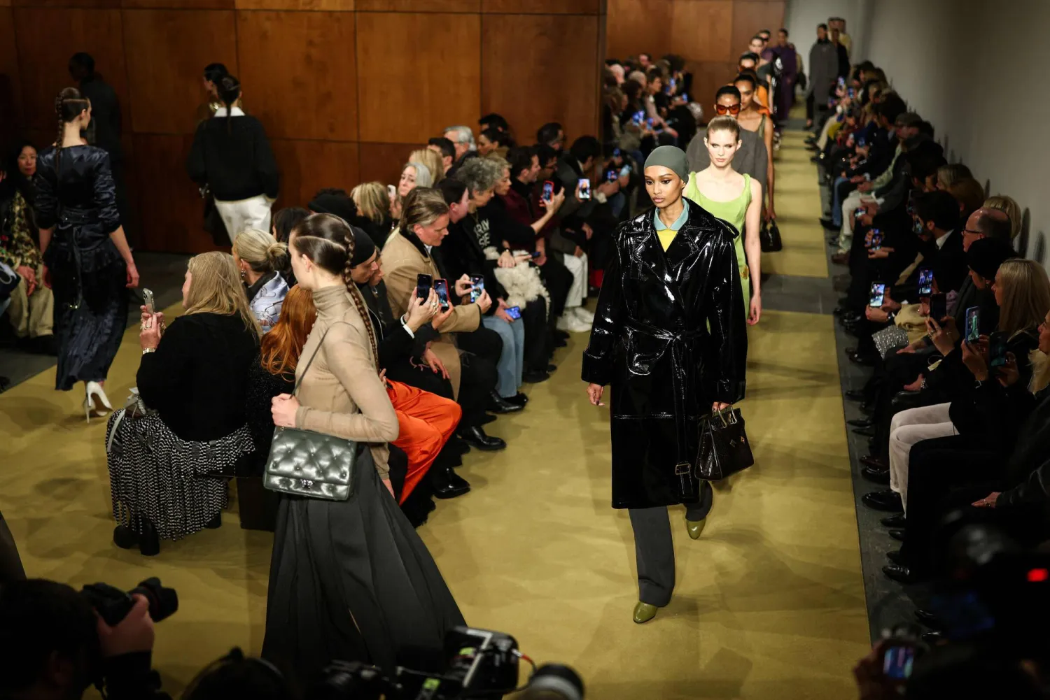 تباين «أسبوع نيويورك لخريف وشتاء 2026» بين التحدي والاستسلام (أ.ف.ب)