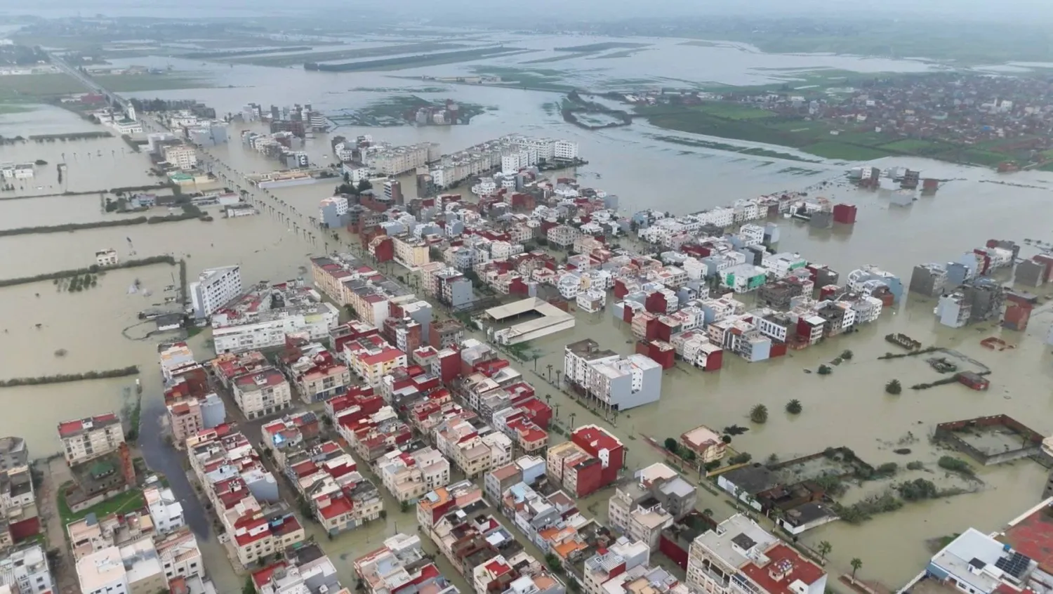 جانب من الفياضانات التي ضربت مدينة القصر الكبير شمال المغرب (رويترز)