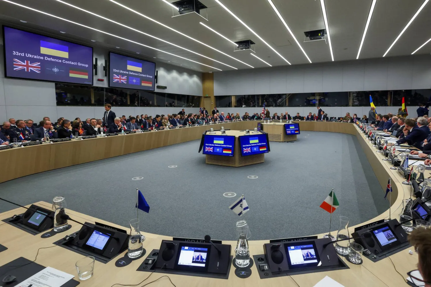 مسؤولون بمجموعة «الاتصال الدفاعية الأوكرانية» عقب اجتماع وزراء دفاع حلف شمال الأطلسي بمقر الحلف في بروكسل الخميس (رويترز)