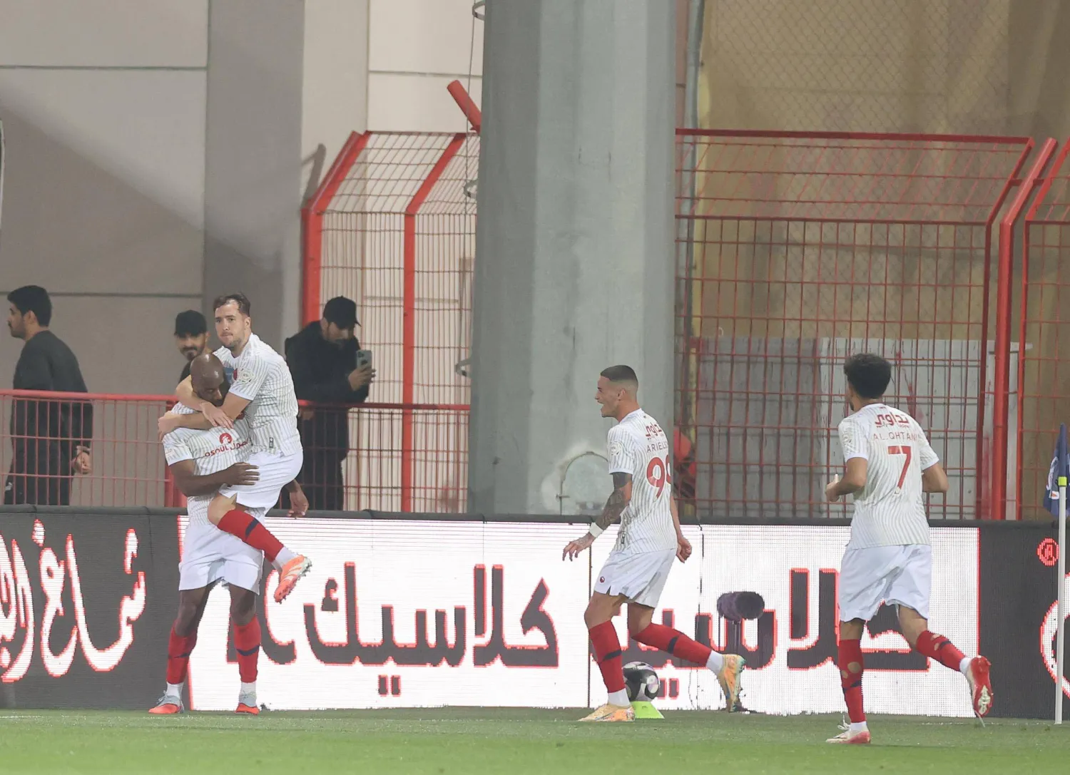 «ضمك» عاد لدائرة الانتصارات بفوز ثمين أمام «التعاون» (تصوير: عدنان مهدلي)