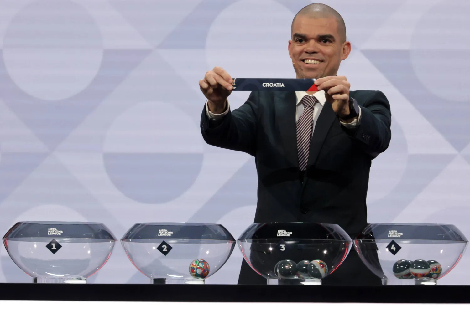  البرتغالي الدولي السابق بيبي خلال مراسم قرعة دوري أمم أوروبا في بروكسل (إ.ب.أ)