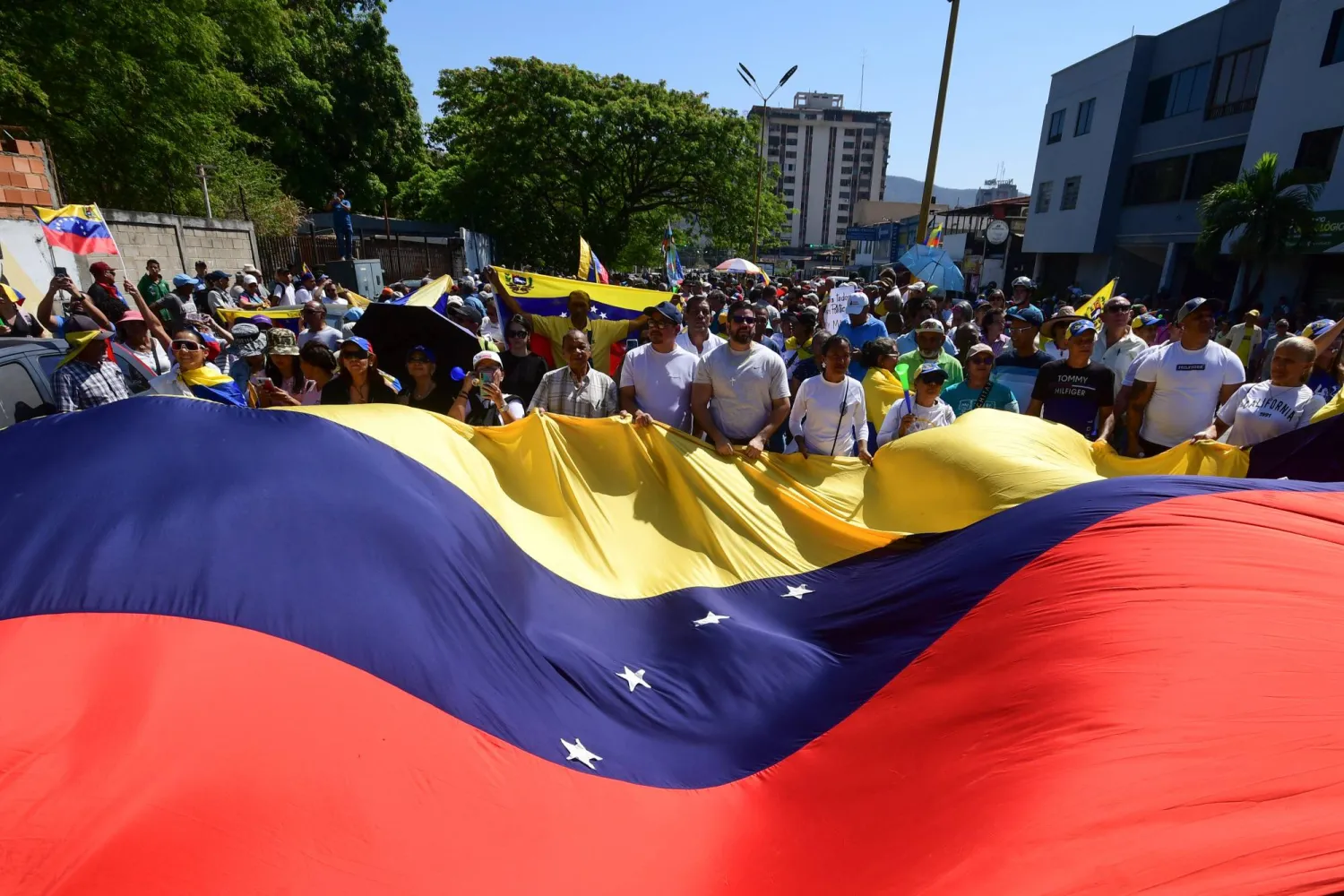 احتشاد المتظاهرين في حرم جامعة فنزويلا المركزية (أ.ب)