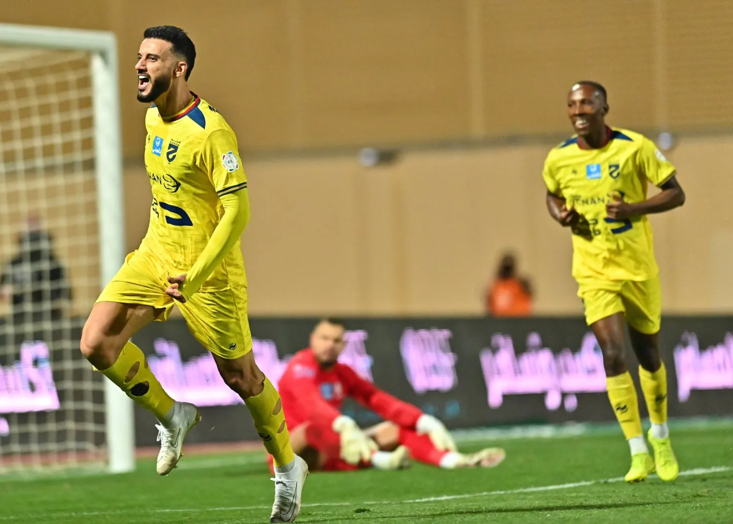 عمر السومة يحتفل بهدفه في شباك الأخدود (الدوري السعودي) 