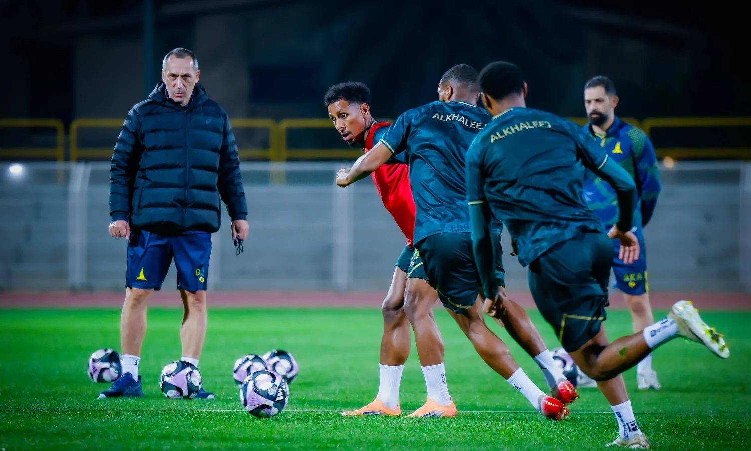 دونيس قال إنه يسعى للعودة إلى مسار الانتصارات من خلال مواجهته المقبلة أمام الرياض (نادي الخليج) 