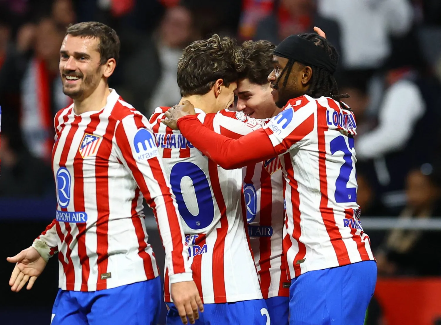 الأرجنتيني جوليان ألفاريز لاعب أتلتيكو مدريد يحتفل مع زملائه بعد تسجيل الهدف الرابع لفريقه (رويترز)