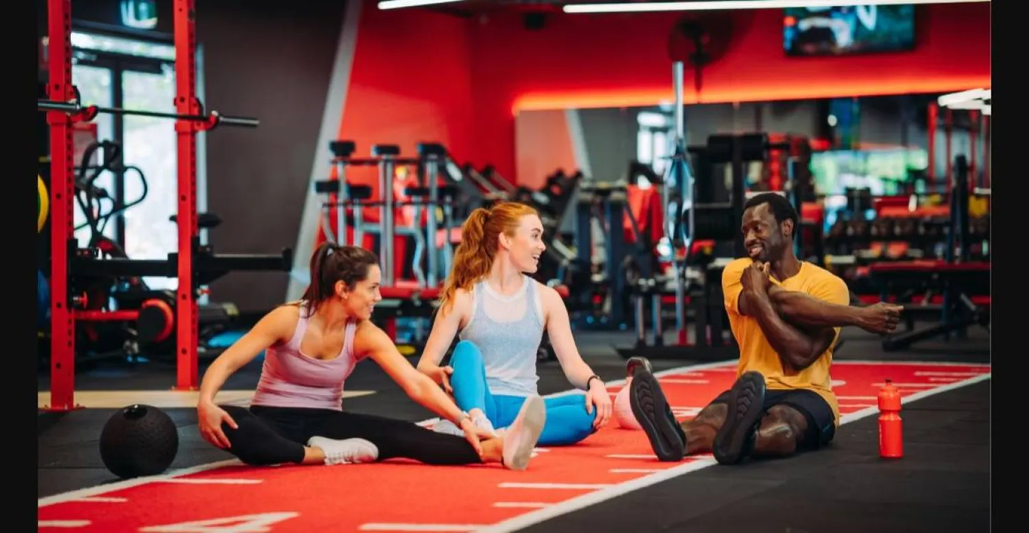 أشخاص يتدربون في نادٍ رياضي (رويترز)