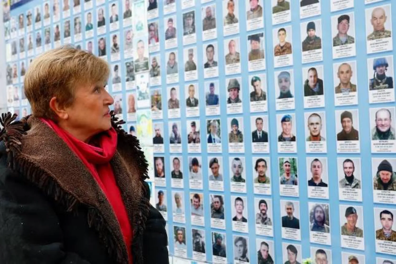 زيارة المديرة التنفيذية لصندوق النقد الدولي كريستالينا غورغيفا لجدار «تذكارية الضحايا لأوكرانيا» خارج كاتدرائية «سانت مايكل» (رويترز)