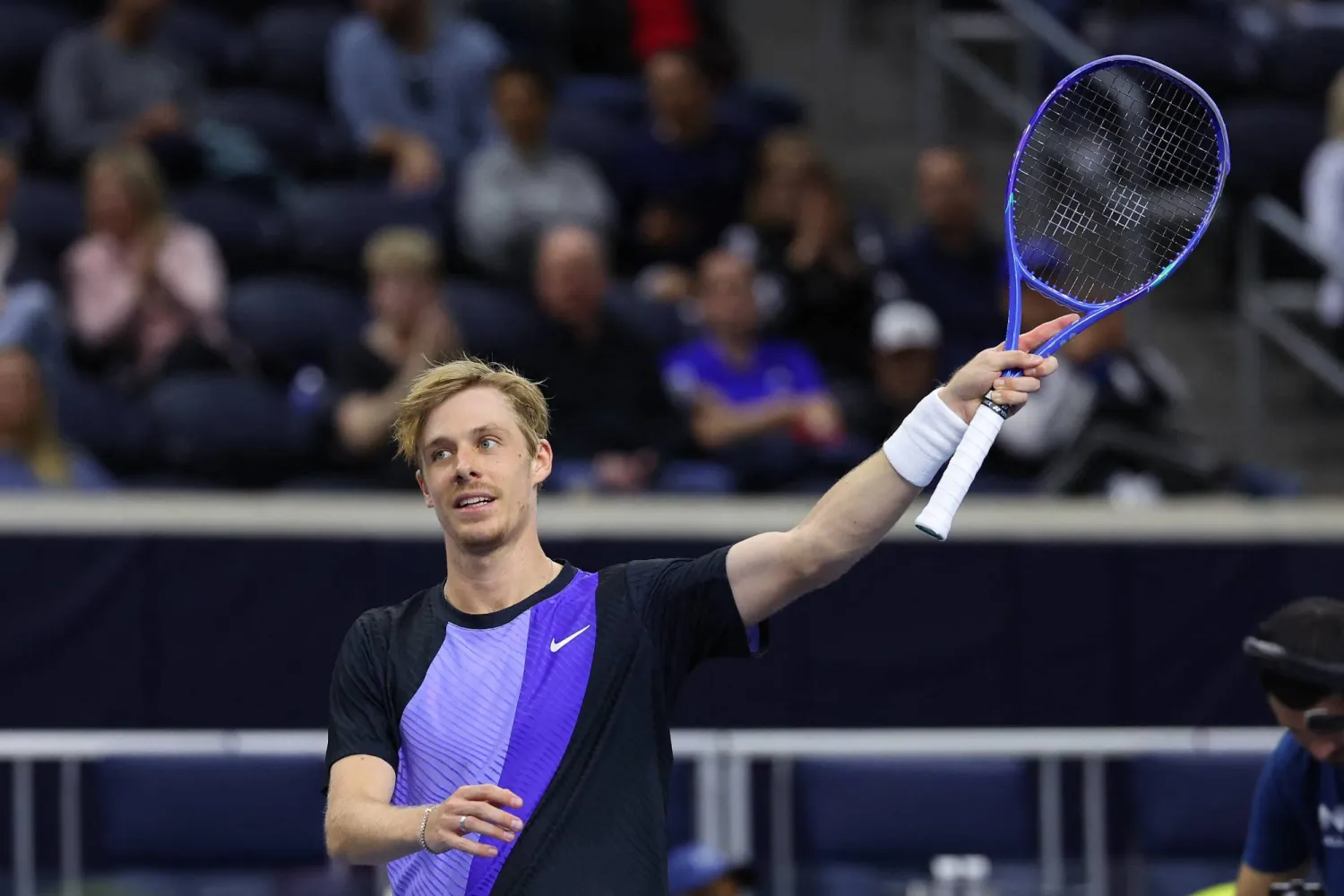 الكندي دينيس شابوفالوف حامل اللقب يواصل مشواره في «دالاس» (أ.ف.ب)