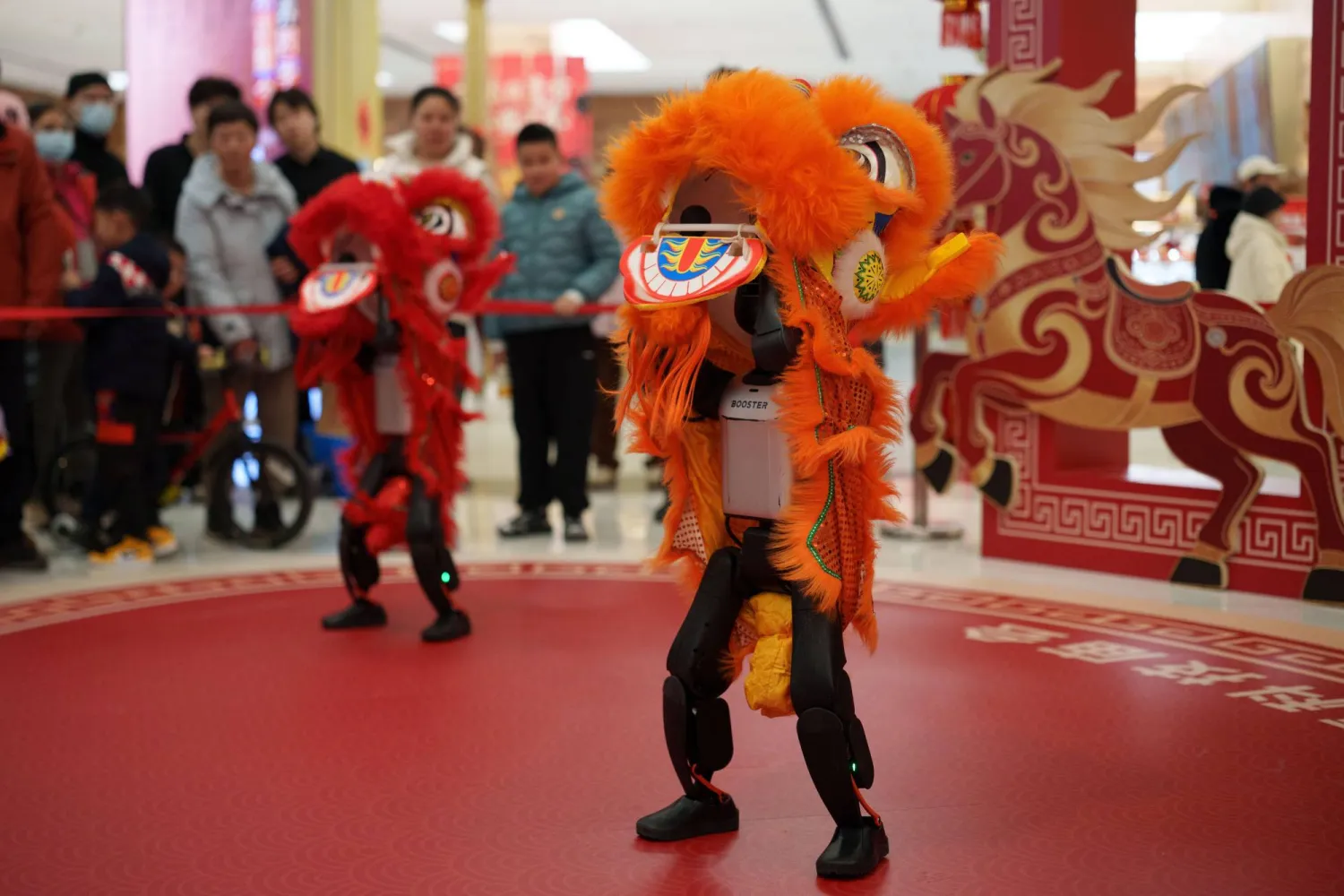 روبوتات تقدم عروضاً ترفيهية بمناسبة السنة القمرية الجديدة في معرض بالعاصمة الصينية بكين (أ.ب)