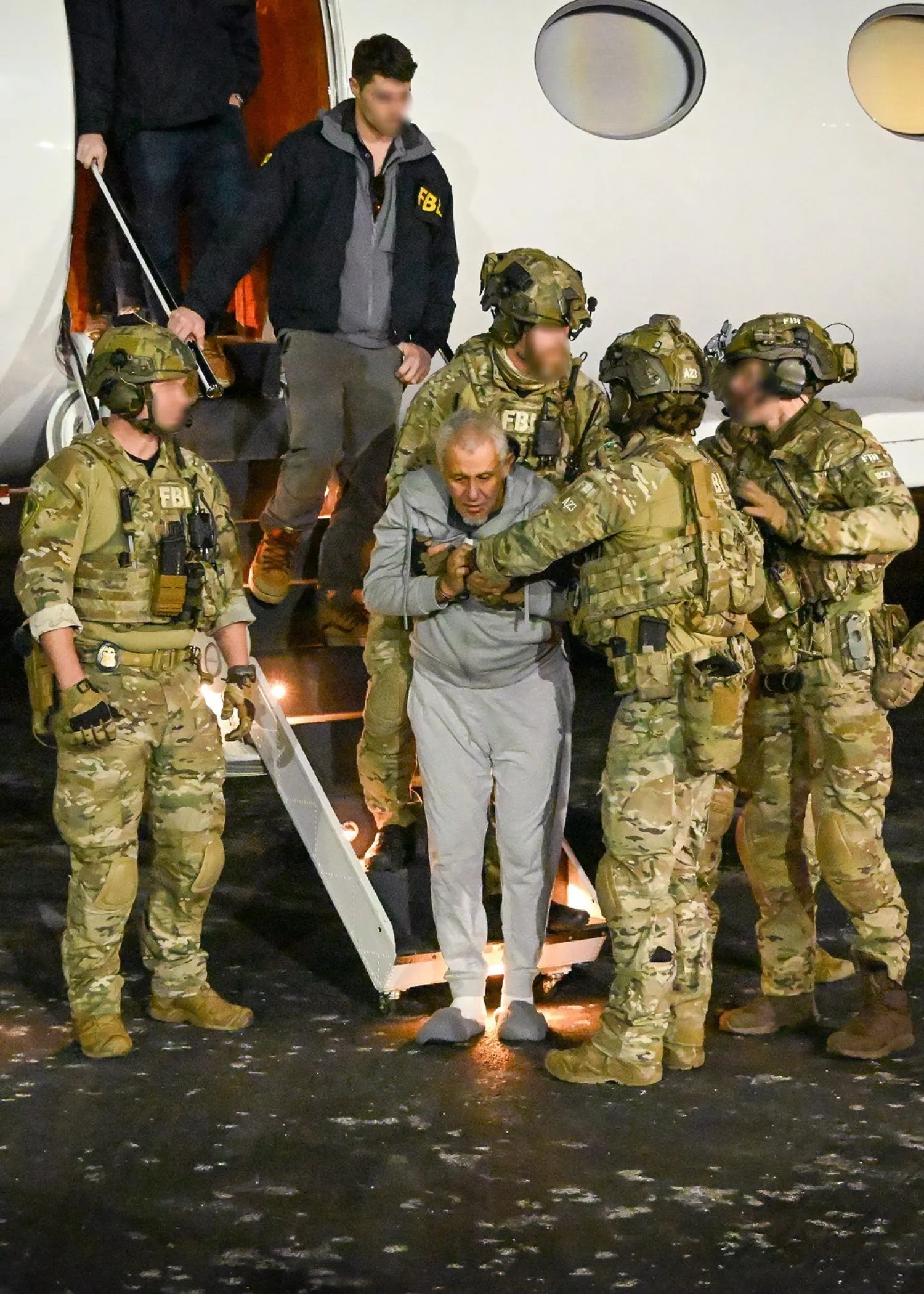 الزبير البكوش أثناء وصوله إلى أميركا الأسبوع الماضي (مدير مكتب التحقيقات الفيدرالي الأميركي كاش باتيل - «إكس»)