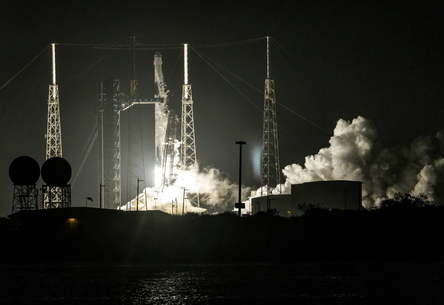 انطلاق الصاروخ «فالكون 9» ذي المرحلتين من قاعدة ‌«كيب كانافيرال» في فلوريدا الأميركية (إ.ب.أ)