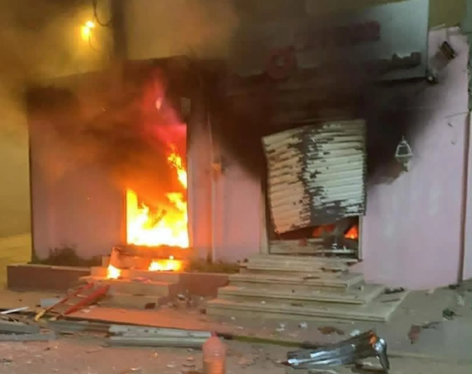 اندلاع نيران في إحدى البنايات في جنزور إثر الاشتباكات المسلحة (من مقطع فيديو رائج للاشتباكات)