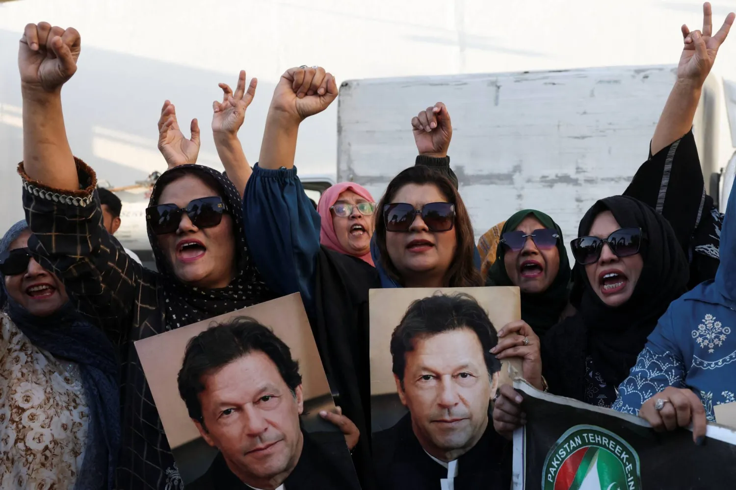 باكستانيون مؤيدون لرئيس الوزراء السابق المسجون عمران خان يتظاهرون في كراتشي بعد أنباء عن تدهور قدرته على الإبصار (رويترز)