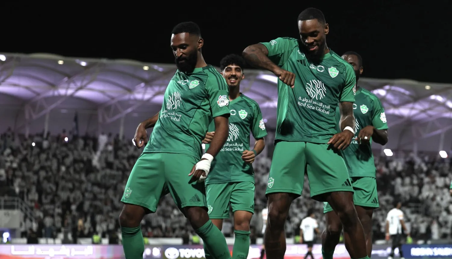 توني محتفلاً بهدفه في مرمى الشباب (دوري روشن)