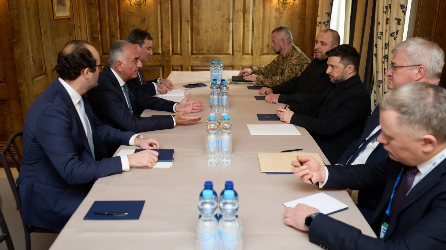 الرئيس الأوكراني فولوديمير زيلينسكي يلتقي ‌رضا ​بهلوي ‌نجل آخر شاه ​لإيران على هامش «مؤتمر ميونيخ ‌للأمن» (حساب زيلينسكي عبر منصة إكس)