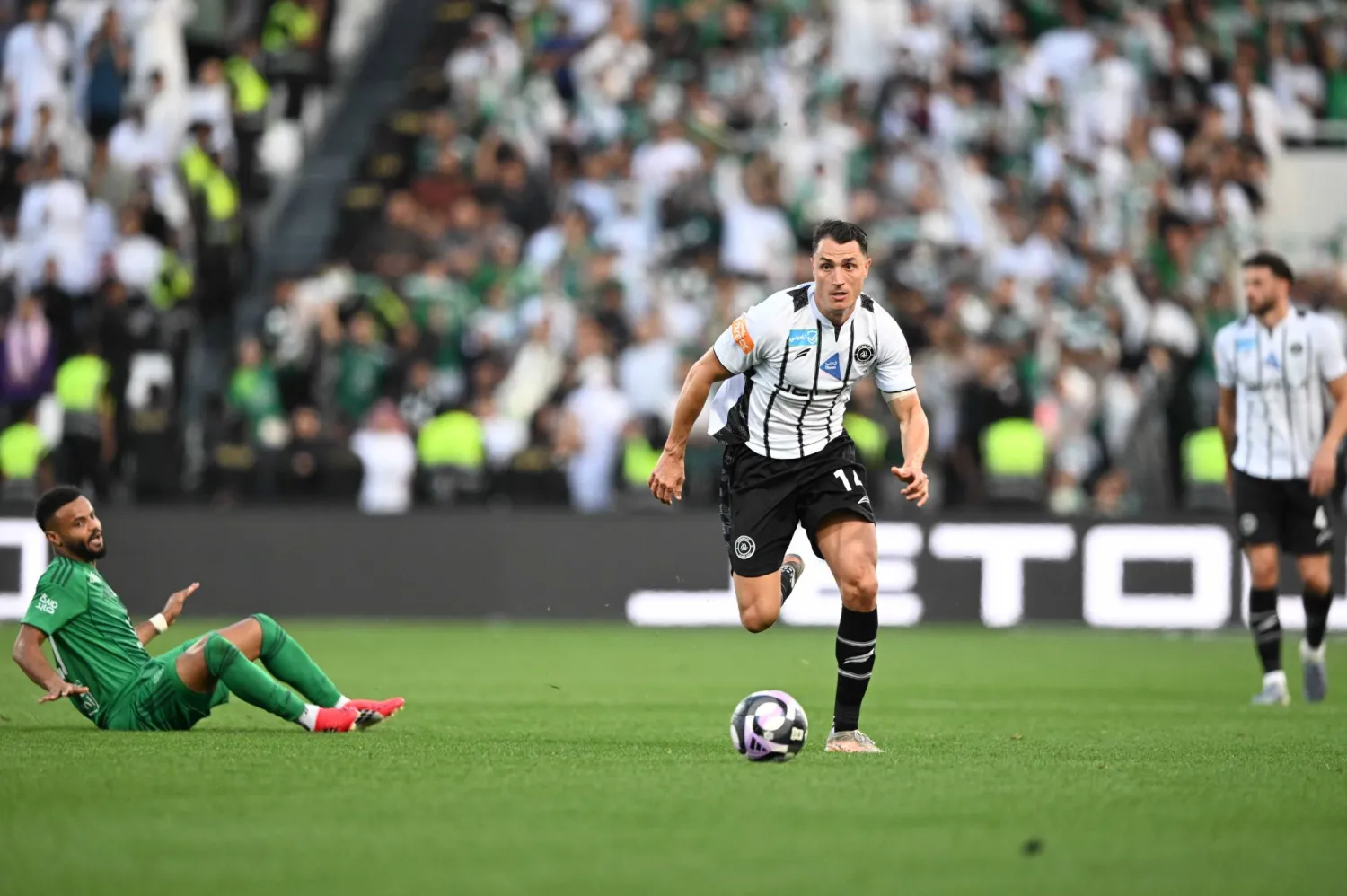 جانب من مواجهة الشباب والأهلي (تصوير: عبد الرحمن السالم)