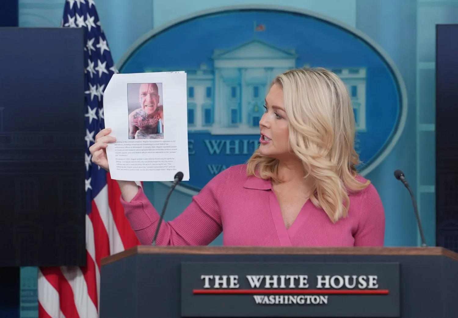 كارولين ليفيت المتحدثة باسم البيت الأبيض تحمل صورة أحد المجرمين الذين تريد إدارة ترمب ترحيلهم من الولايات المتحدة وتدافع خلال مؤتمر صحافي بالبيت الأبيض 5 فبراير 2026 عن سياسات الإدارة الأميركية في مجال الهجرة وترحيل المهاجرين غير الشرعيين (أ.ب)