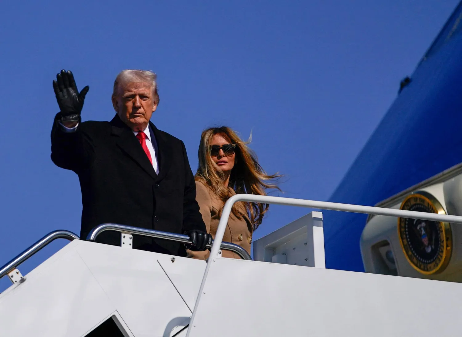الرئيس الأميركي دونالد ترمب وزوجته ميلانيا خلال صعودهما إلى الطائرة الرئاسية في قاعدة أندروز الجوية (غيتي - أ.ف.ب)
