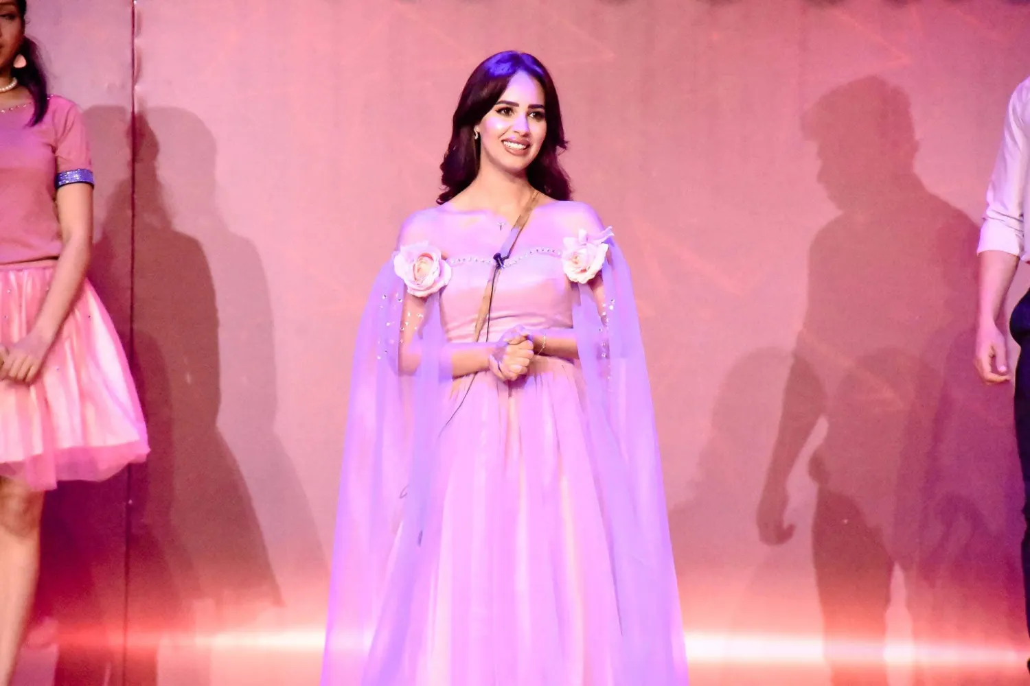 رنا سماحة في لقطة من مسرحية العيال فهمت (حسابها على {فيسبوك})