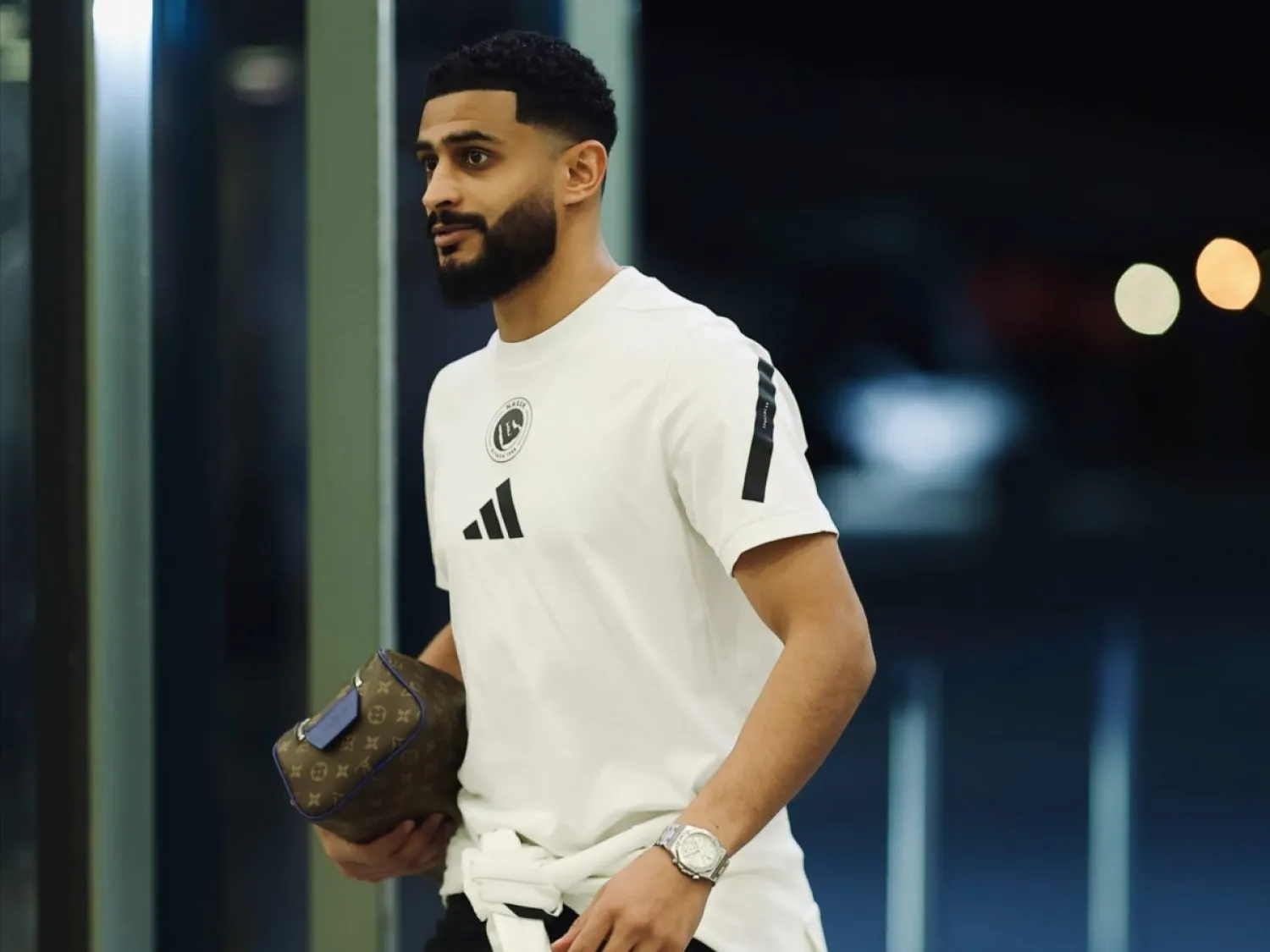 العمري لدى مرافقته بعثة فريق النصر إلى الأحساء (موقع النادي)