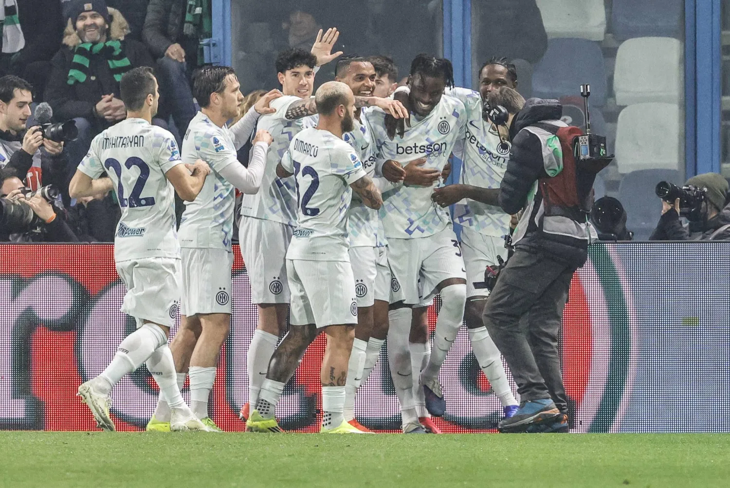 يواجه إنتر ميلان يوفنتوس وهو في حالة فنية رائعة بعدما  أحكم قبضته على الصدارة في توقيت مهم من الموسم  (إ.ب.أ)