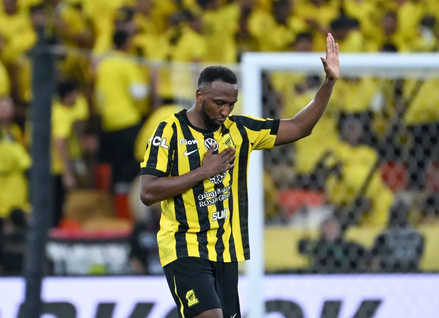 كادش معتذرا لجماهير الاتحاد بعد تسجيله الهدف (تصوير: علي خمج)