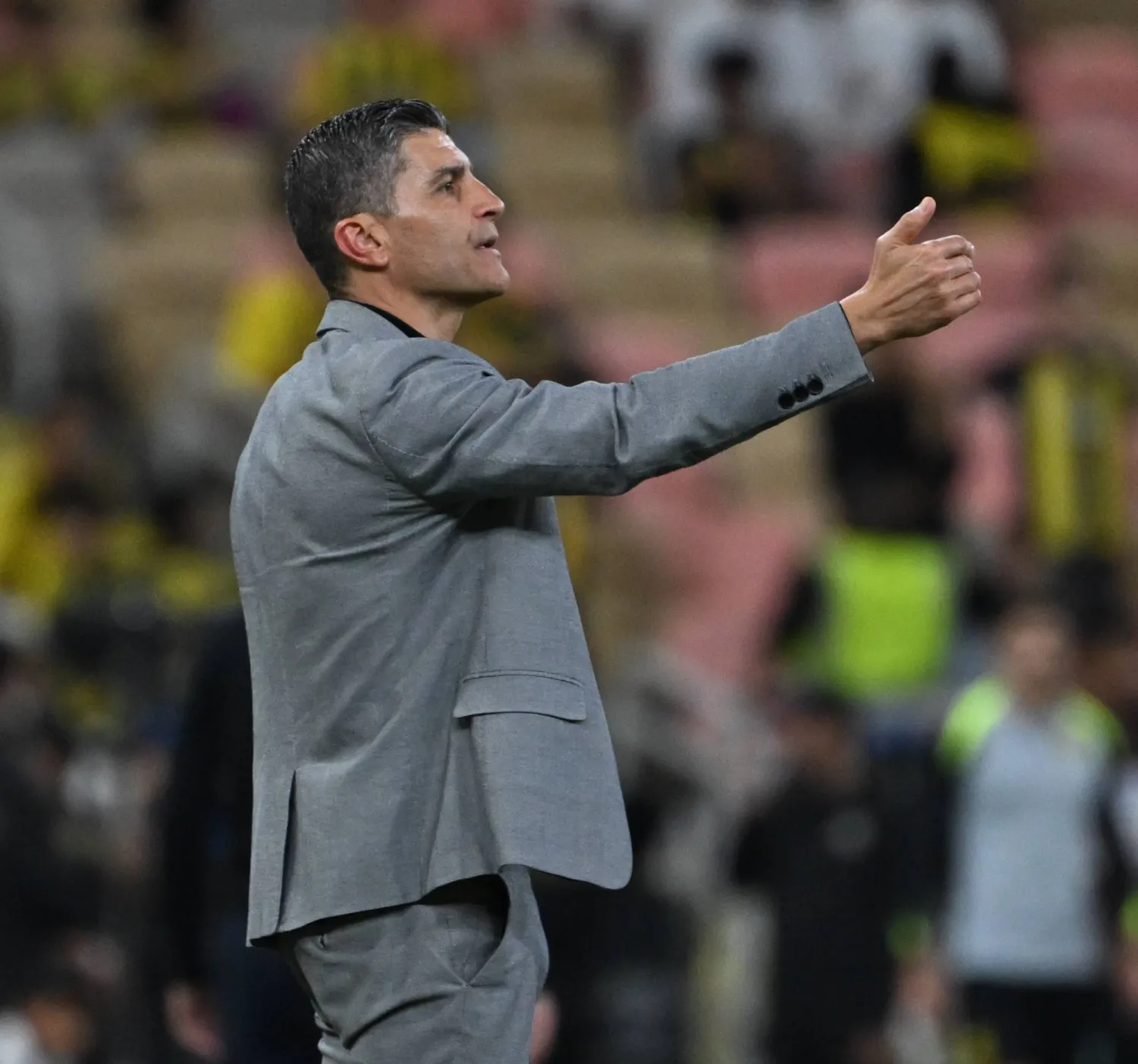 إيمانويل مدرب «الفيحاء» يوجه لاعبيه أثناء المباراة (تصوير: علي خمج)