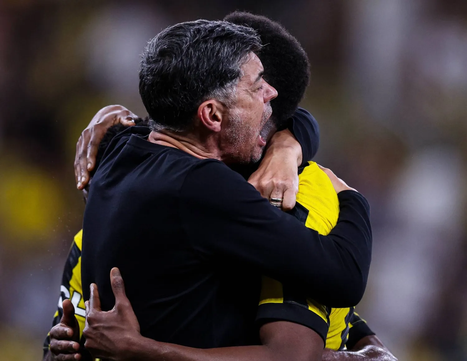 كونسيساو يهنئ كادش بعد تسجيله الهدف (موقع النادي)