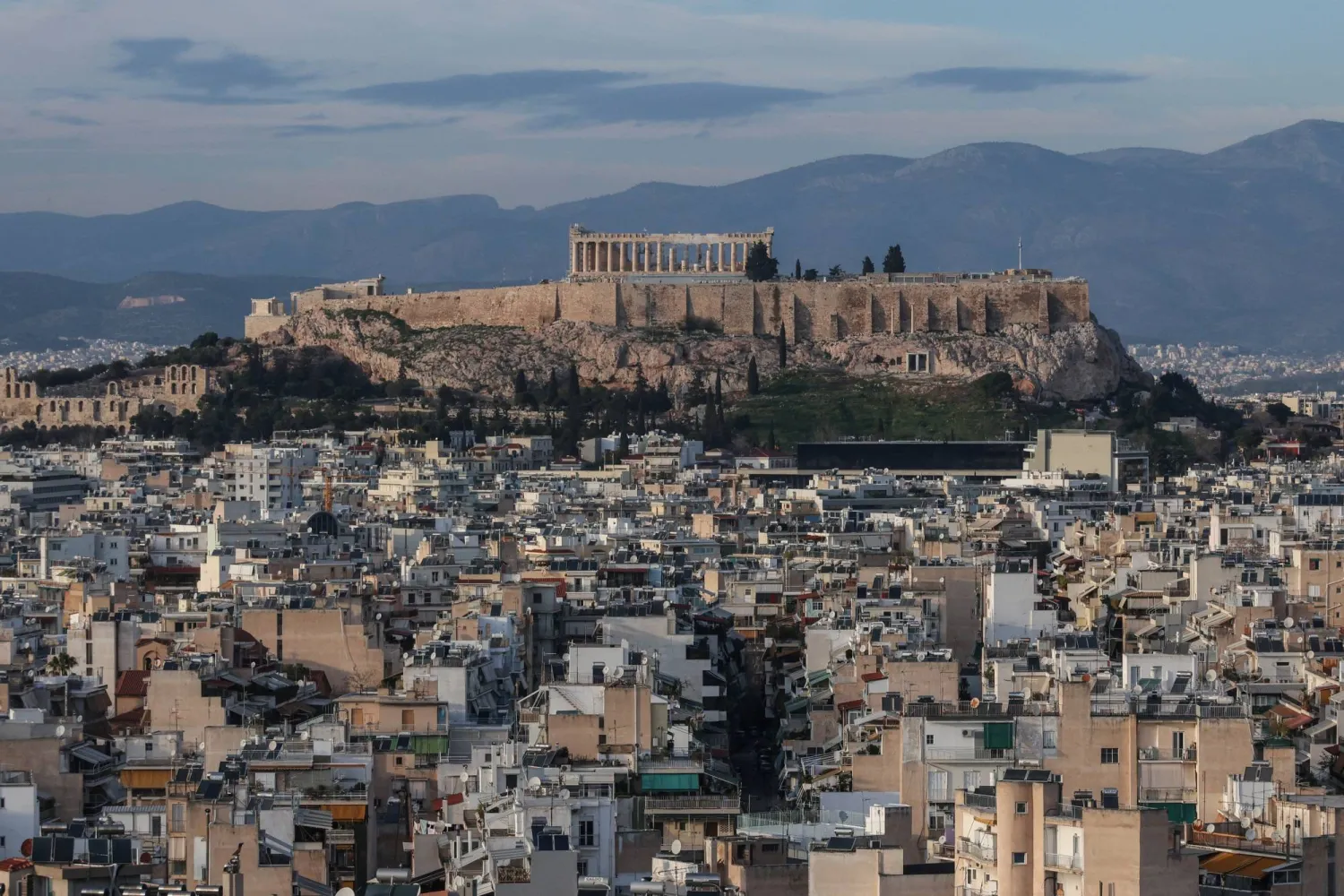«الأكروبوليس» رمز الديمقراطية الأثينية (رويترز)