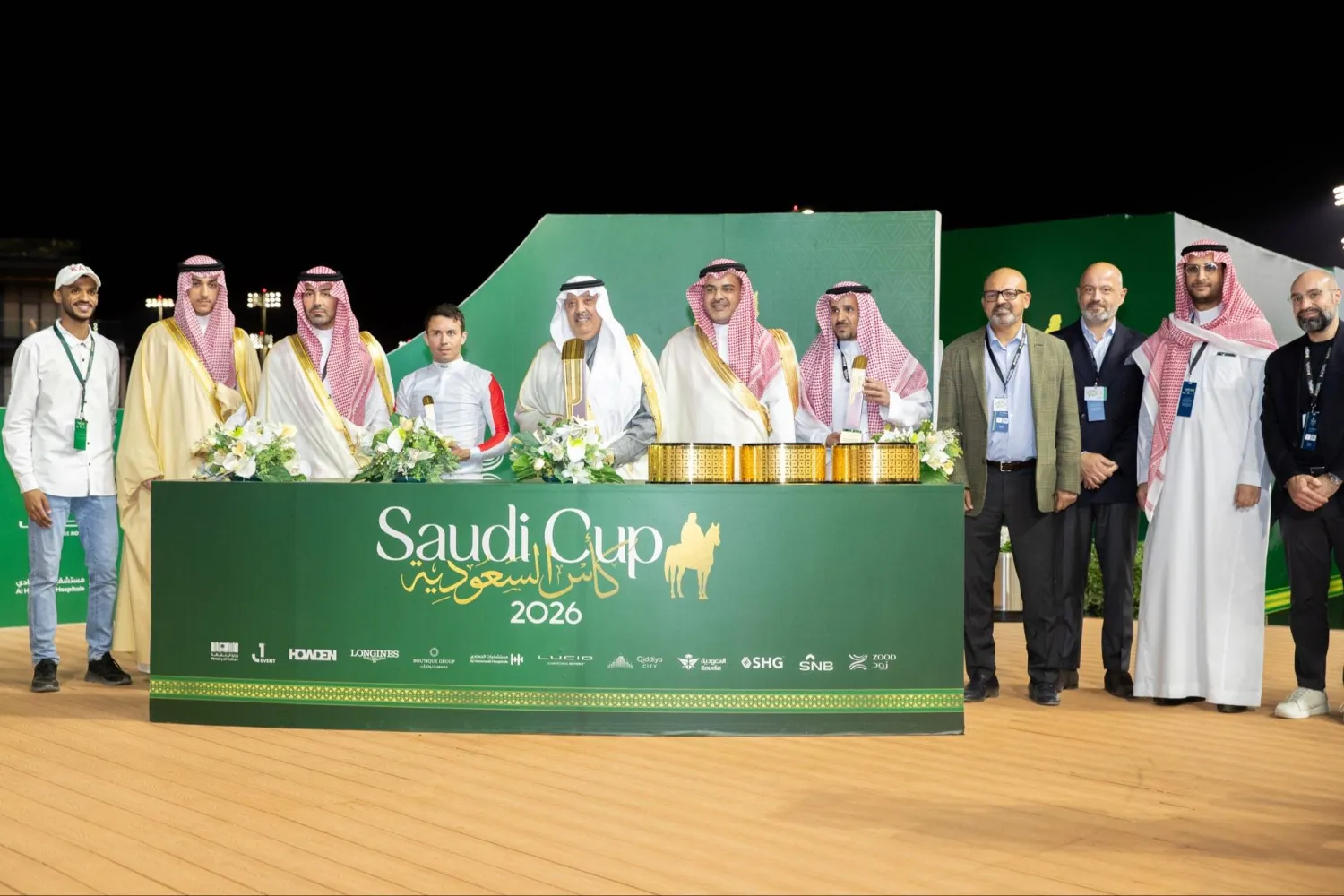 
الأمير متعب بن عبد الله لدى تسلّمه جائزة الشوط السعودي الدولي (كأس السعودية)