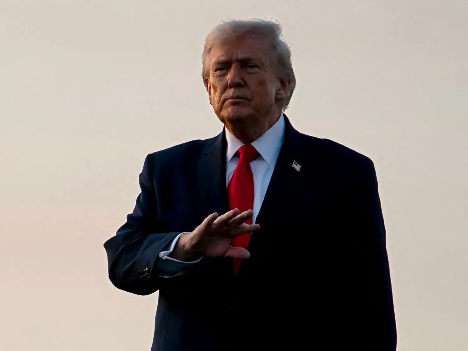  Geçtiğimiz ay Amerikalı denizciler, USS Abraham Lincoln uçak gemisinin güvertesinde bir Boeing EA-18G Growler uçağını hazırlıyor. (Arşiv – AP)