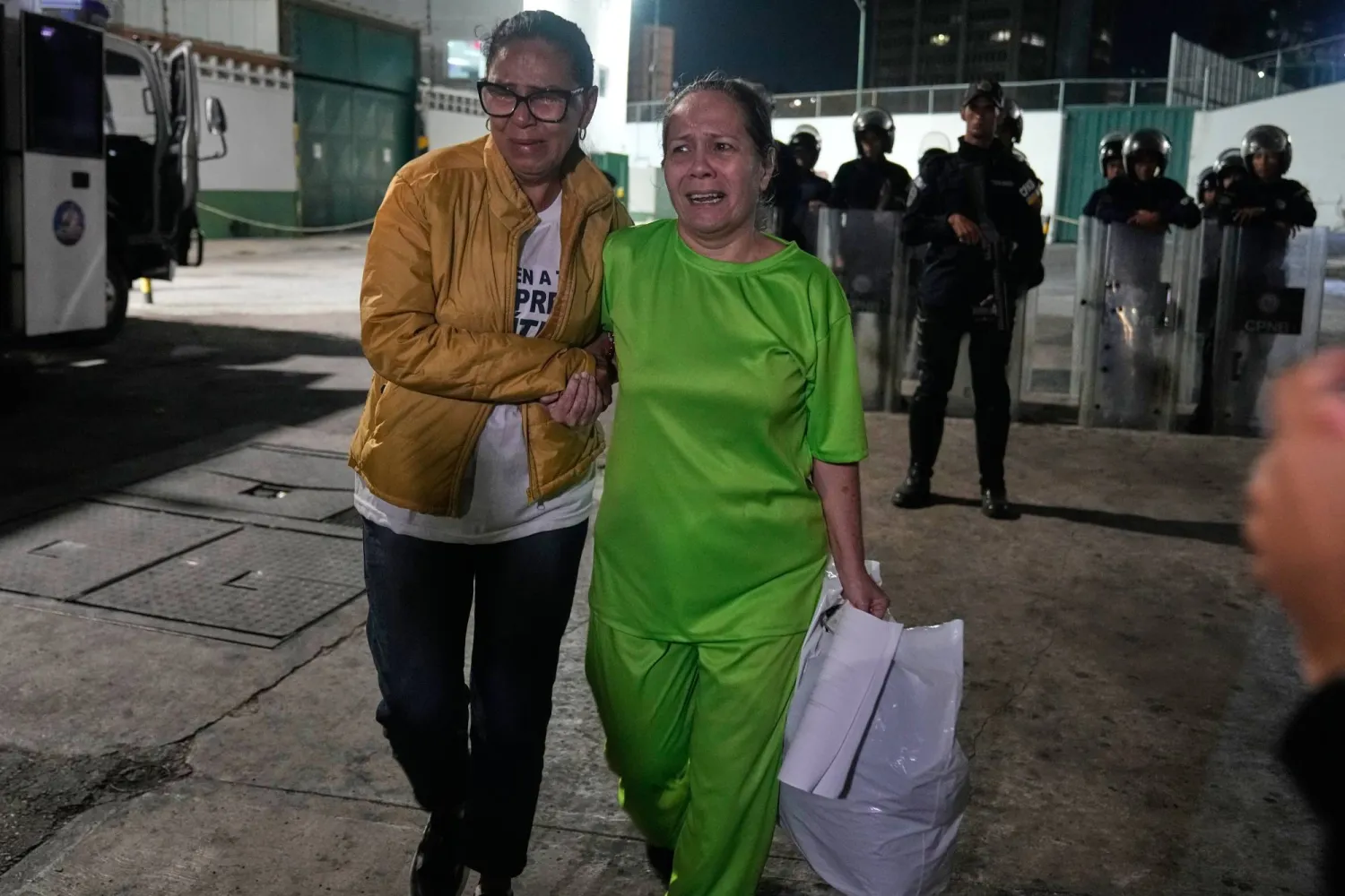 موريلبا ديلغادو تغادر السجن بعد إطلاق سراحها من مركز احتجاز الشرطة الوطنية البوليفارية في المنطقة 7 في كاراكاس فنزويلا (أ.ب)