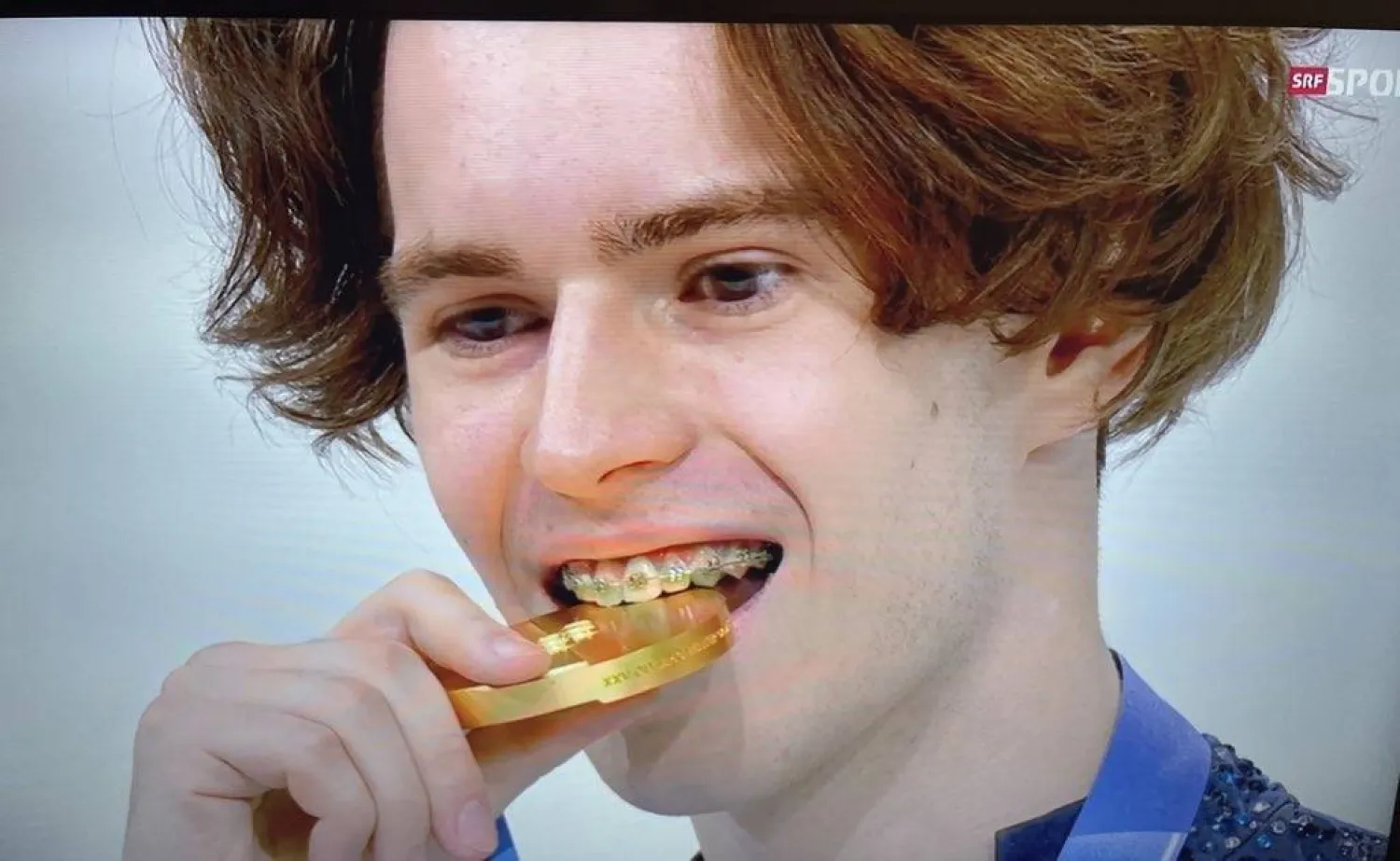 ميخائيل شايدوروف يحتفل بذهبية التزلج الفني (اللجنة الأولمبية)