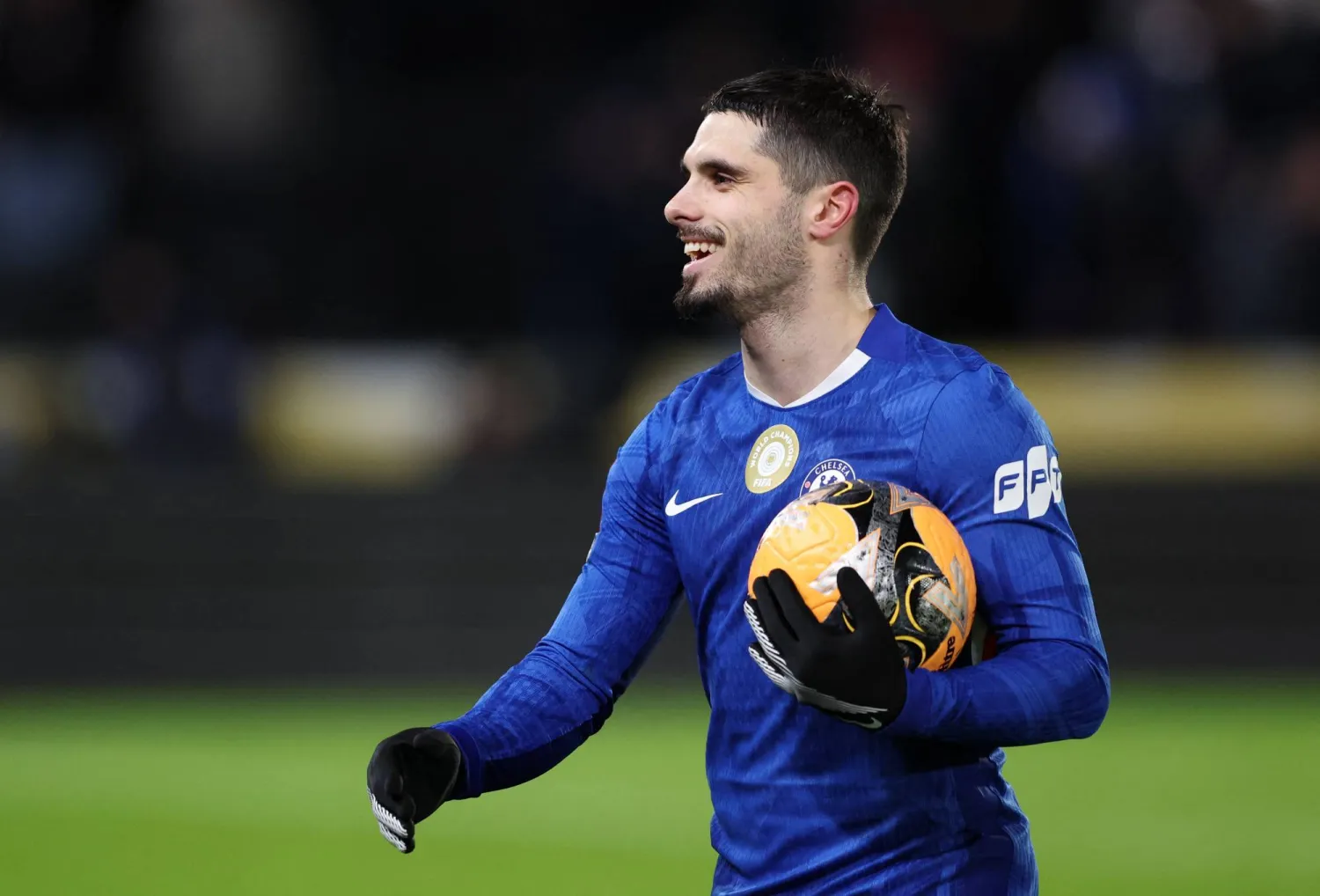 بيدرو نيتو يحتفظ بالكرة بعد إحرازه هاتريك في مرمى هال سيتي (رويترز)