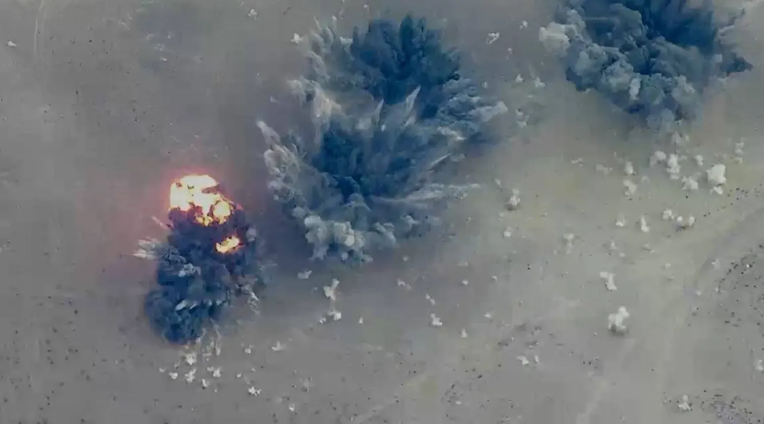 ABD Merkez Komutanlığı tarafından yayınlanan DEAŞ hedeflerine yönelik saldırılardan gizliliği kaldırılmış görüntü, (CENTCOM)