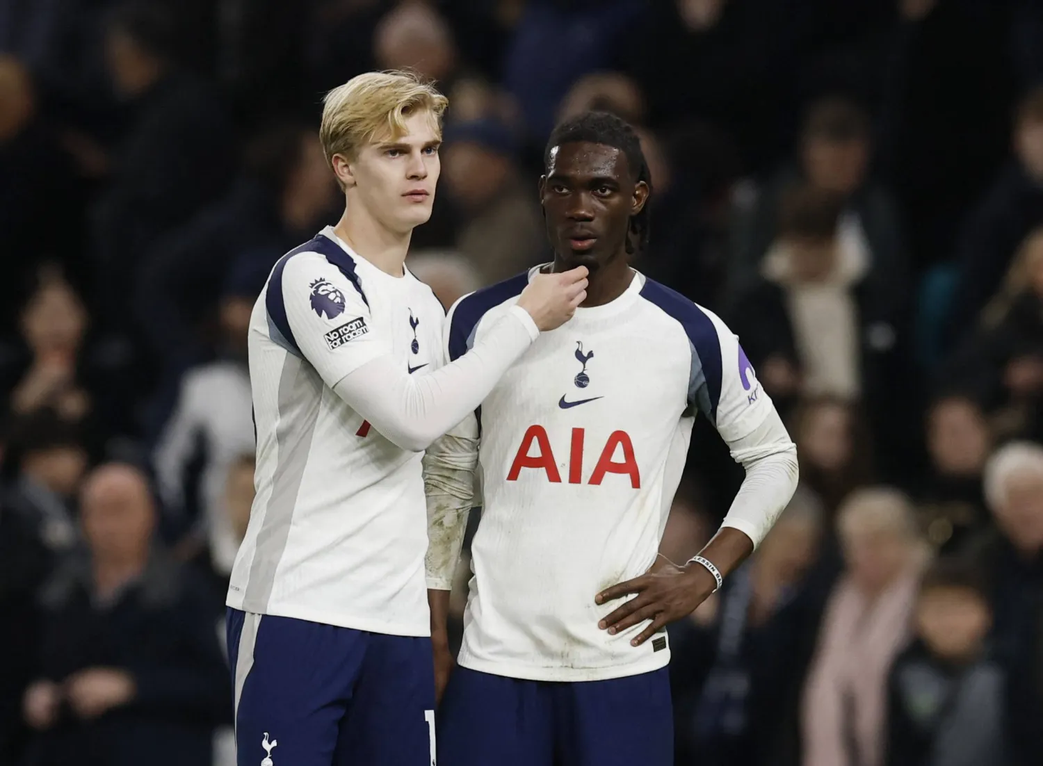لوكاس بيرغفال (يسار) لاعب توتنهام هوتسبير (رويترز)