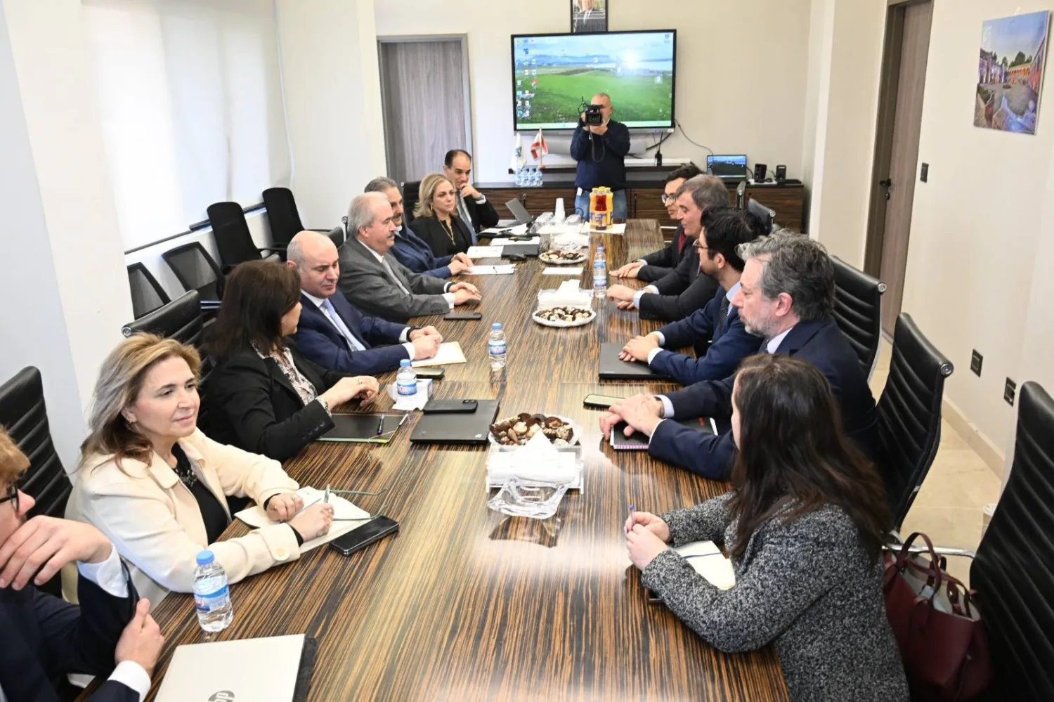 وزير المال اللبناني ياسين جابر مجتمعاً مع بعثة «صندوق النقد الدولي» في بيروت 