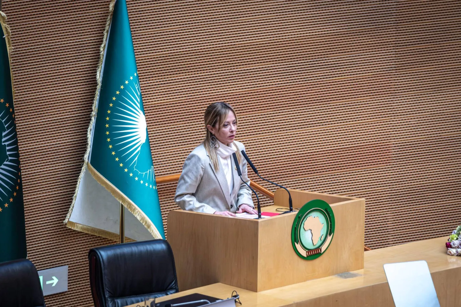 جورجيا ميلوني رئيسة وزراء إيطاليا تلقي كلمة أمام جلسة عامة في قاعة نيلسون مانديلا خلال الدورة العادية التاسعة والثلاثين لجمعية الاتحاد الأفريقي (أ.ف.ب)