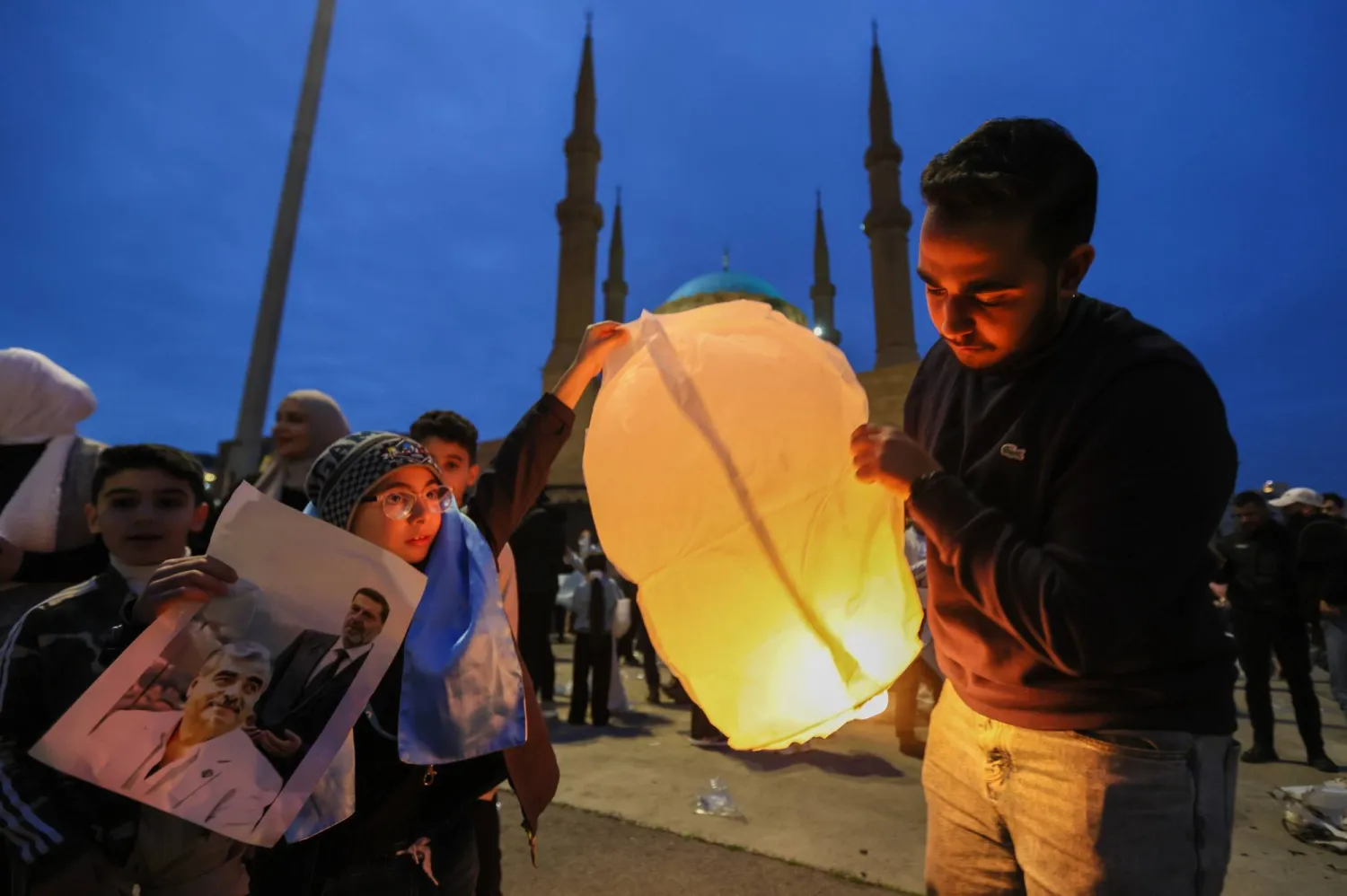 مناصرون لـ«تيار المستقبل» يحيون الذكرى السنوية الـ21 لاغتيال رئيس الحكومة الأسبق رفيق الحريري في وسط بيروت (د.ب.أ)