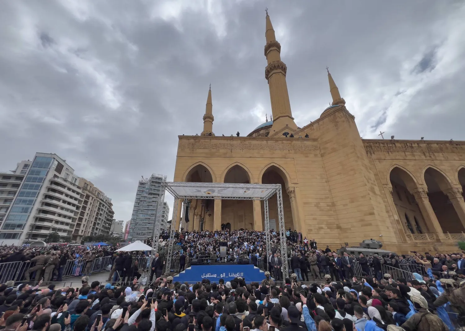 مناصرون لـ«تيار المستقبل» يشاركون في إحياء الذكرى الـ21 لاغتيال رفيق الحريري ويبدو نجله رئيس الحكومة الأسبق سعد على المنصة وسط بيروت (أ.ب)