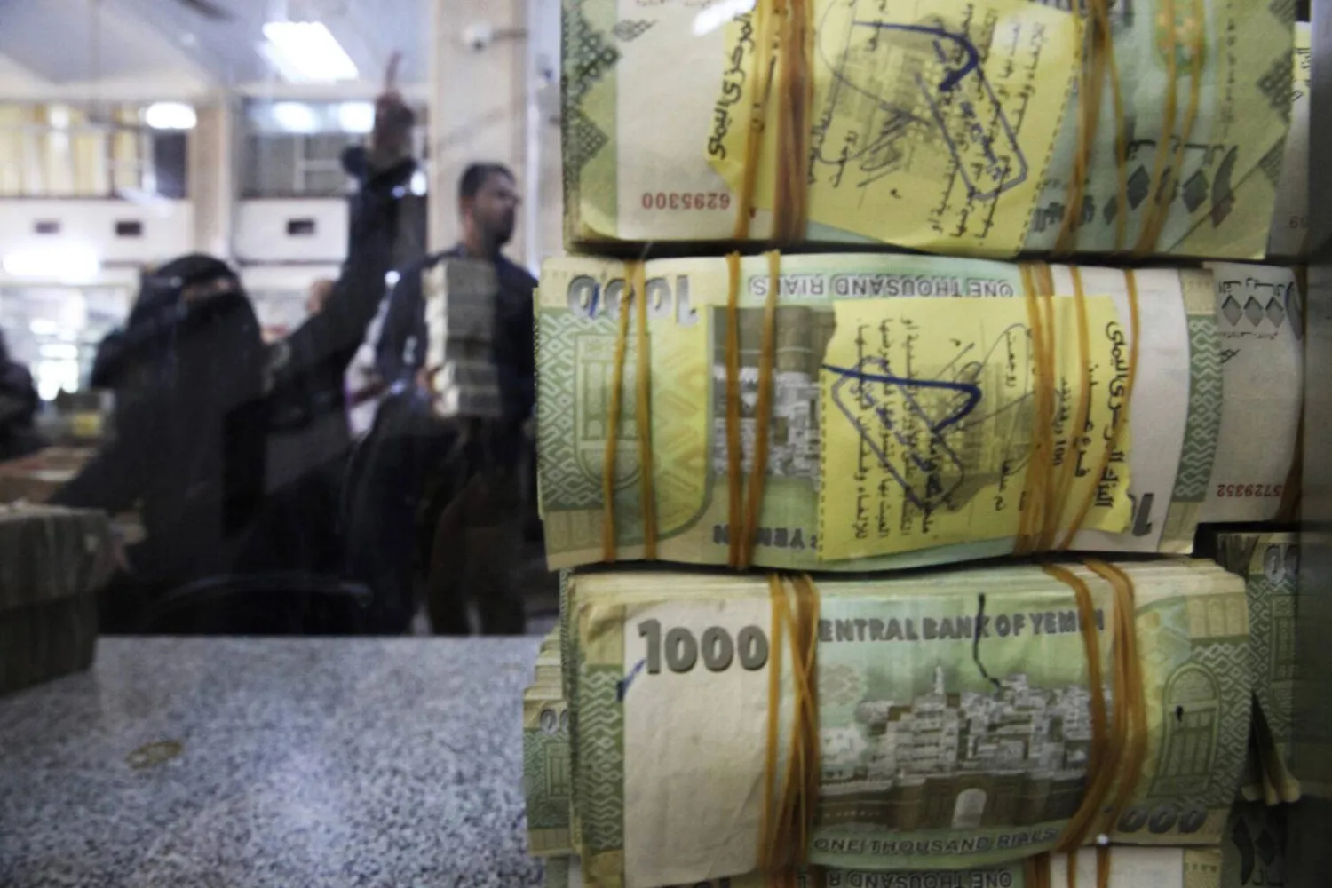 حزم من الأوراق النقدية اليمنية في مقر البنك المركزي في عدن (أ.ب)