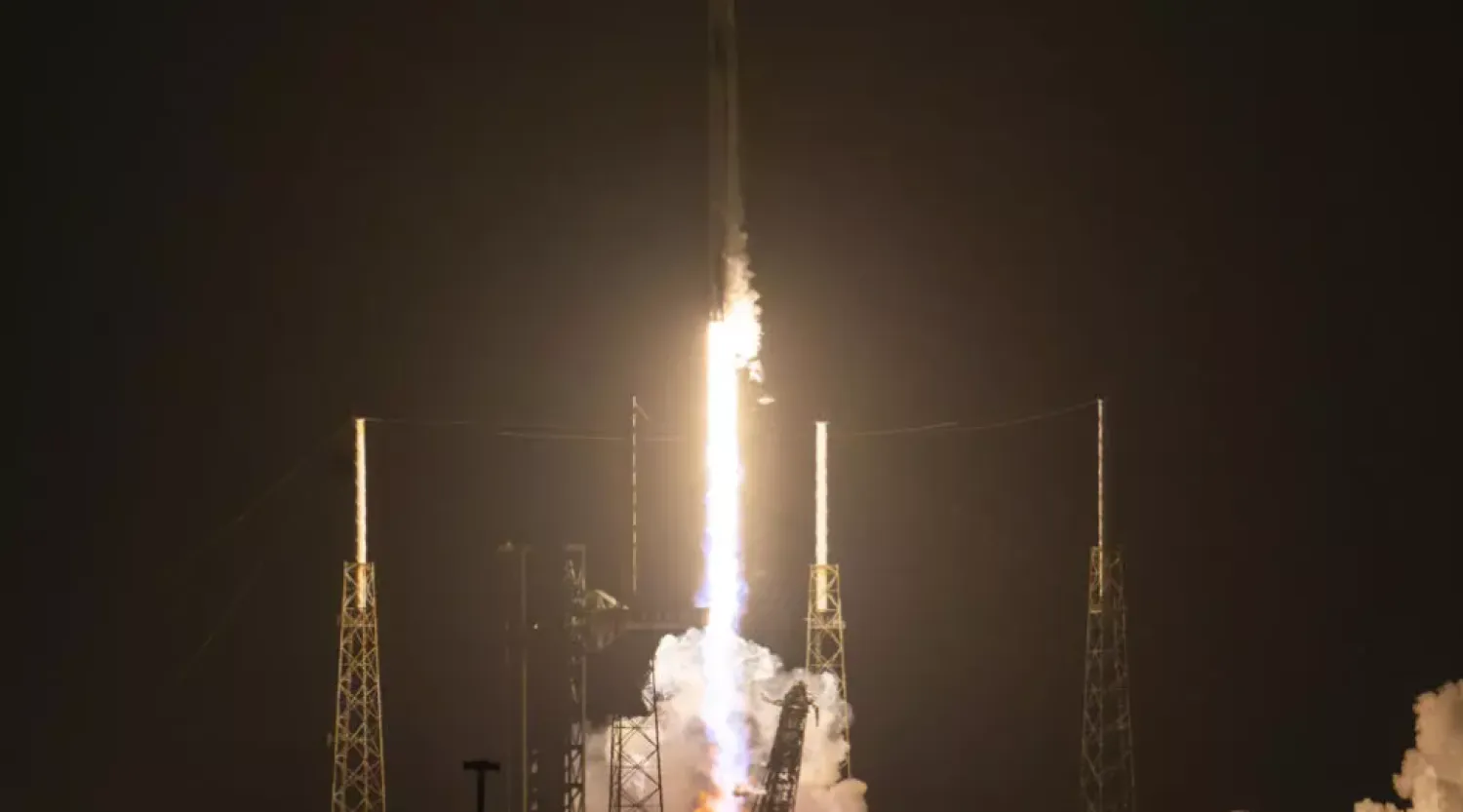 A SpaceX Falcon 9 rocket with the company's Dragon spacecraft on top launches from Cape Canaveral, en route to the International Space Station © Jim WATSON / AFP
