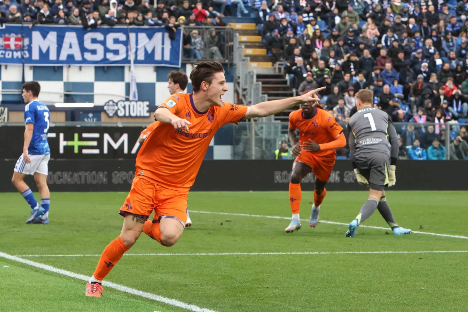 نيكولو فاجولي يحتفل بهدف التقدم للفيولا على كومو (د.ب.أ)