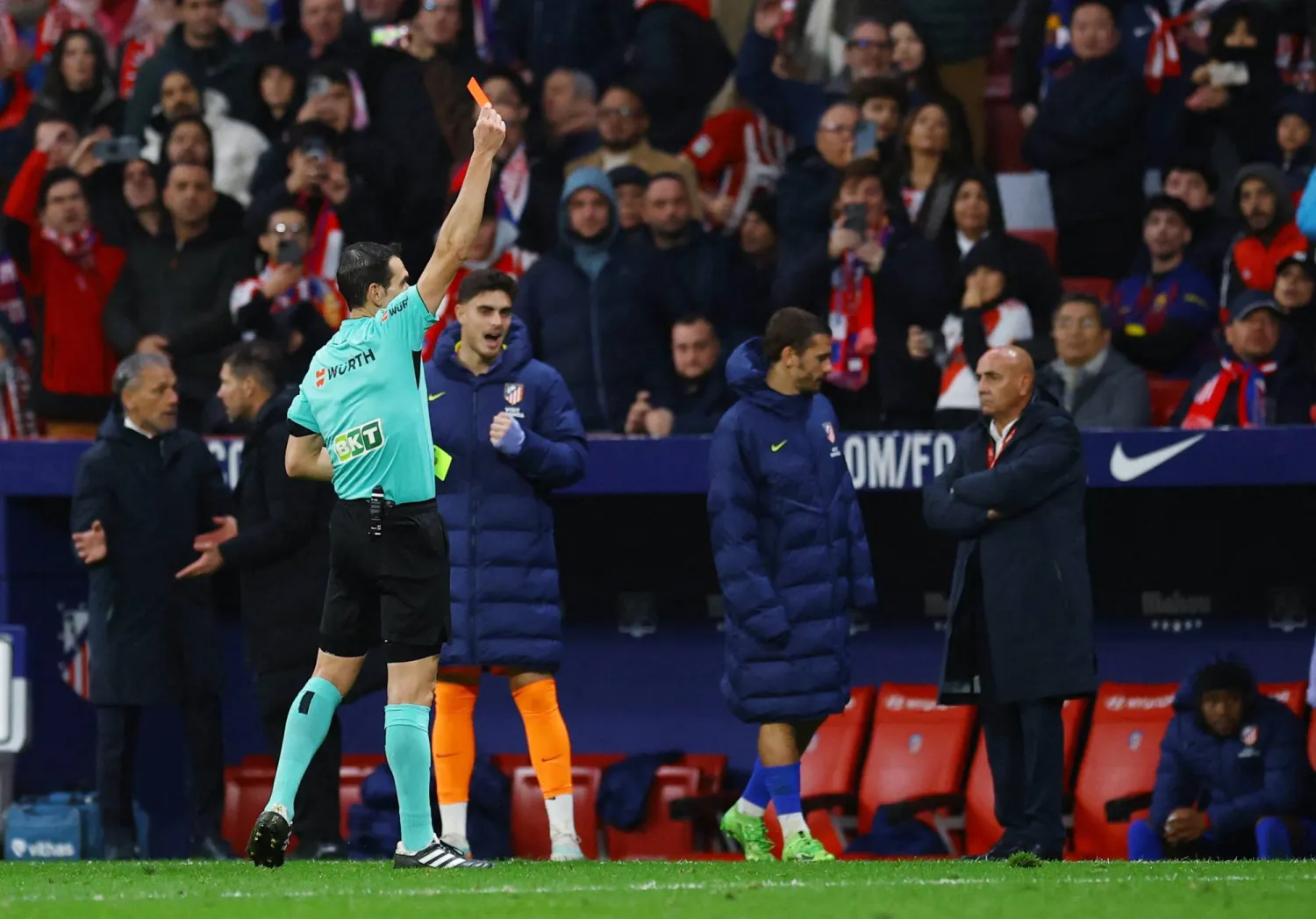 التحكيم الإسباني في مرمى نيران برشلونة (رويترز)